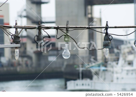 漁船在繫泊期間進入沼地·水平位置 5426954