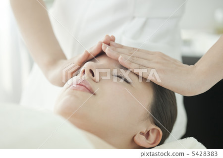 Aestheticians who do face massage 5428383