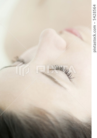 一個眼睛閉著的女人 5428564