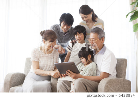 Third generation family 5428854