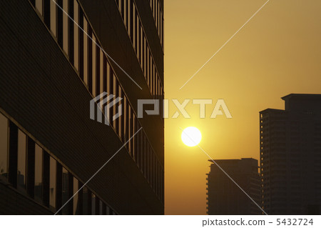 Sunset sunk in the valley of the building 5432724