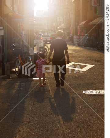 父母和孩子手牽手 5434299