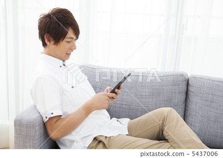 閱讀電子書的人 5437006