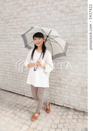 婦女在街角 5437422