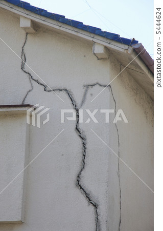 Cracked wall 5444624
