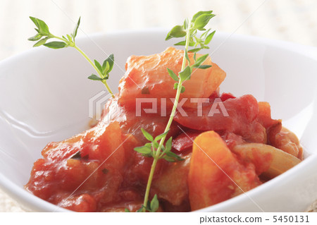 Simmered onion with tomato sauce Simmered onion with tomato sauce 5450131