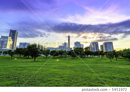 Evening scenery of Yokohama Minato Mirai (from Yokohama-shi West, Lincoln Park) 5451972