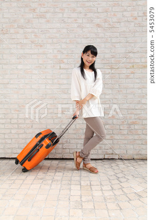 拿著運載推車的婦女 5453079