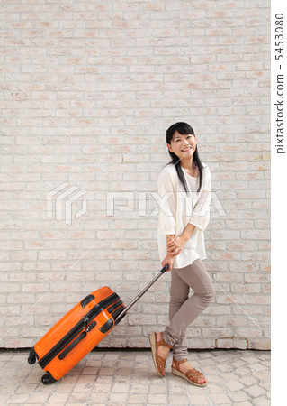 拿著運載推車的婦女 5453080