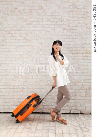 拿著運載推車的婦女 5453081