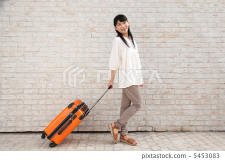 拿著運載推車的婦女 拿著運載推車的婦女 5453083