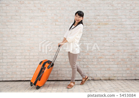 拿著運載推車的婦女 5453084