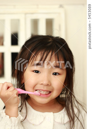 孩子刷牙 5453089