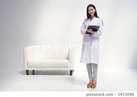 等候室的白色長袍的一位小姐 5453098