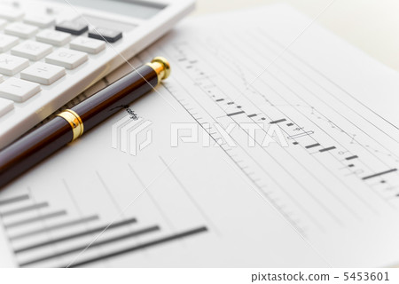 股票價格圖表和筆和計算器 5453601