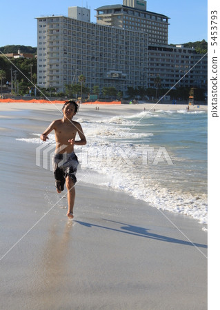 跑在海灘的一個男孩 5453793