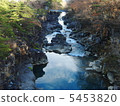 山間溪流 5453820