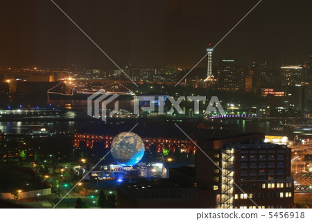 漂浮在夜景中的地球 漂浮在夜景中的地球 5456918