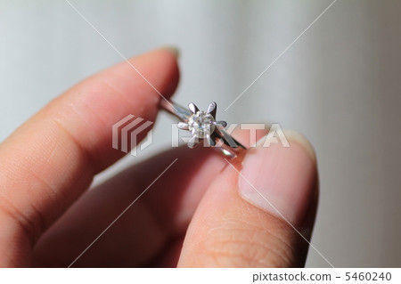 指尖握著一枚繼承下來的老鑽戒 5460240