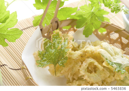 天婦羅在白色goya 5463836