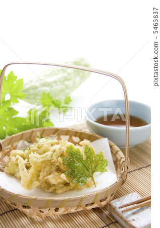 天婦羅在白色goya 5463837