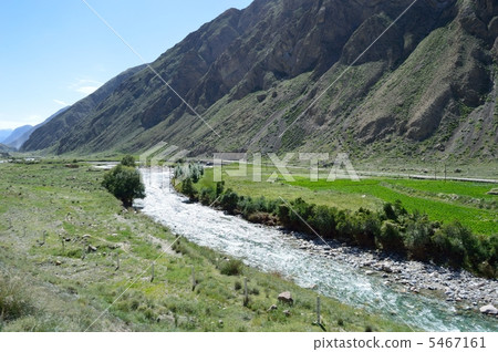 A car window of the Tian Shan Mountain Range Namda Railway in Xinjiang Uygur Autonomous Region 5467161