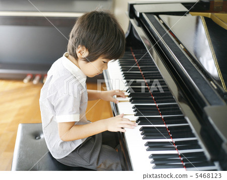 彈鋼琴的男孩 5468123