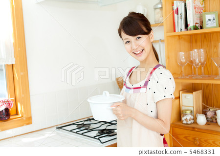 Woman cooking 5468331