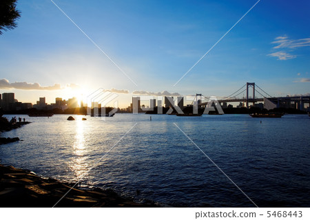 有遊艇的彩虹橋樑和東京灣小船黃昏的 5468443