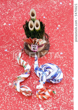 Mi's New Year's card · family of snakes and Kadomatsu · Japanese paper back vertical position Mi's New Year's card · family of snakes and Kadomatsu · Japanese paper back vertical position 5470821