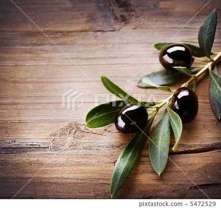 Olives over Wood Background 5472529