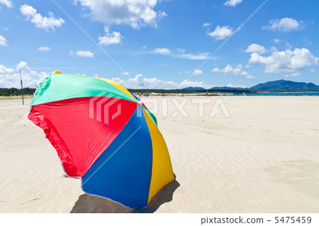 仲夏沙灘和沙灘傘 仲夏沙灘和沙灘傘 5475459