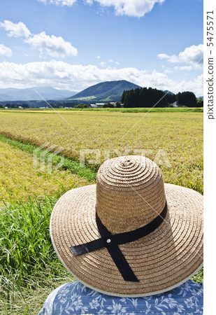 Straw hat and rural landscape Straw hat and rural landscape 5475571