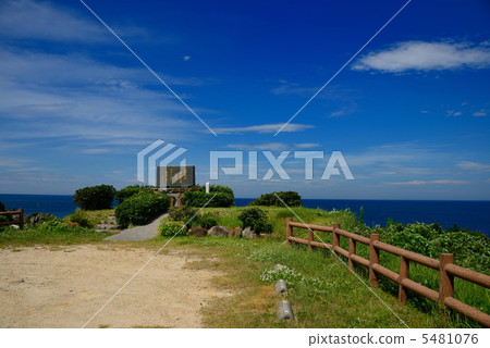 Five-legged shoe monument 5481076