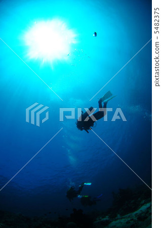 Sun and diver 5482375