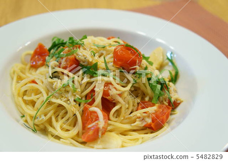 在紫甦的托運人炒蝦，迷你番茄和辣蔬菜 5482829