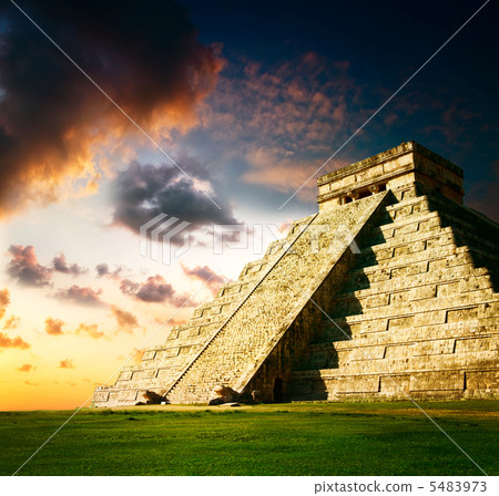 chichen itza mayan pyramid