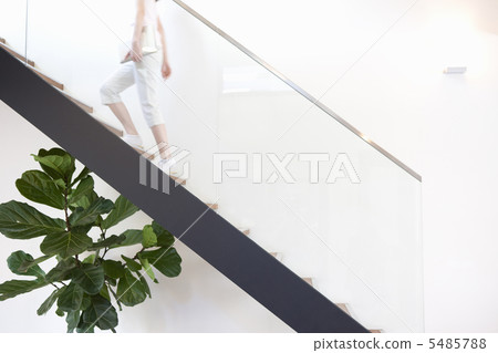 一個女人走上樓梯 5485788