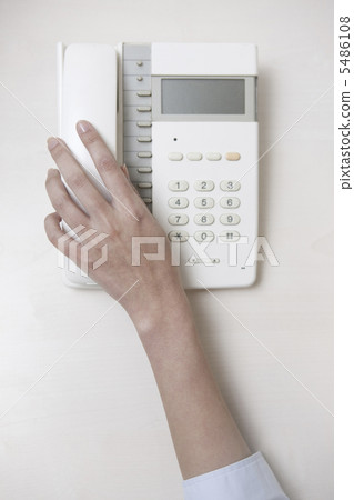 採取電話接收器的婦女 5486108