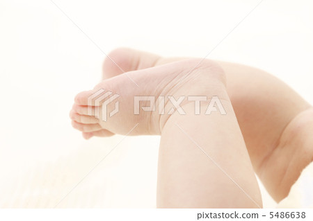 Baby's foot 5486638