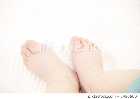 Baby's foot 5486660
