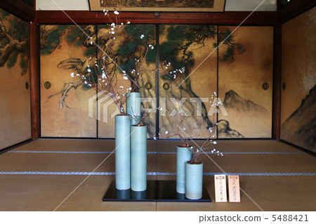 Fusuma picture and flower arrangement Fusuma picture and flower arrangement 5488421