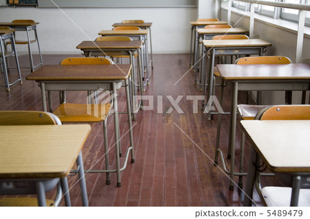教室椅子和桌子 5489479