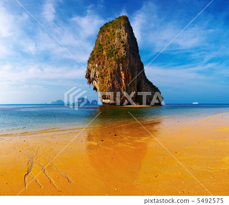 Tropical beach 5492575