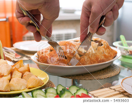 Man cut meat pie 5493603