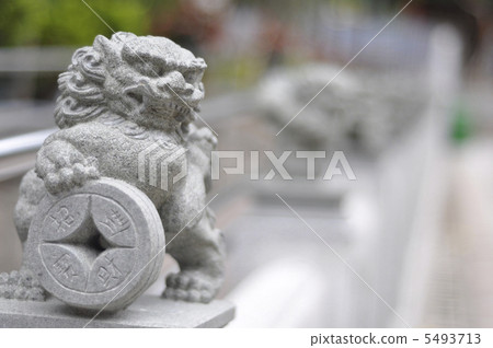 Chinese lion deity with old coin Chinese lion deity with old coin 5493713