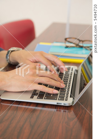 Male hand who hits a laptop 5494710