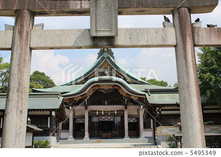 Shinto shrine and torii Shinto shrine and torii 5495349