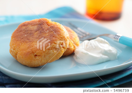 Carrot burgers with sour cream 5496739