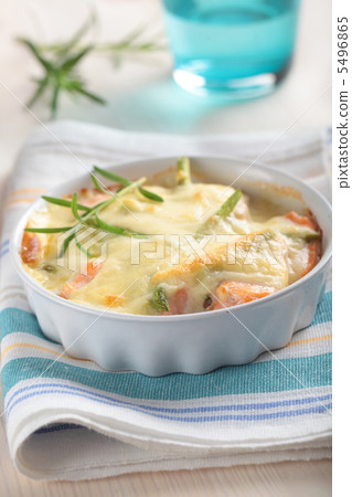 Baked salmon under cheese sauce 5496865